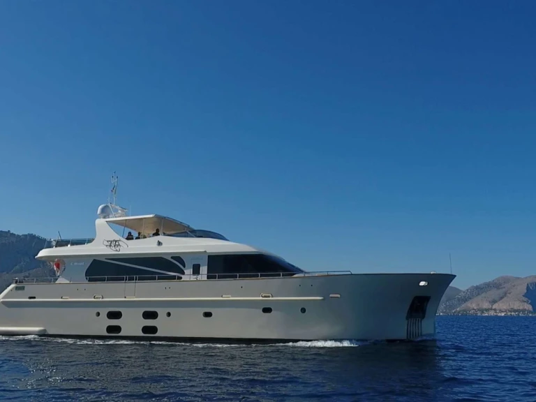 Bareboat Rental Luxury Yacht Custom with a boat licence