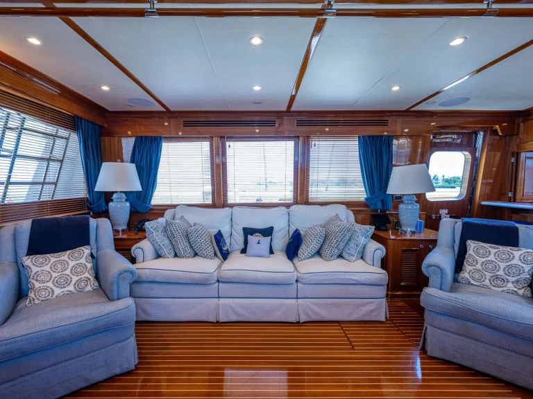 Bareboat Rental Luxury Yacht Hunt with a boat licence