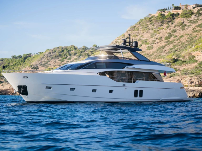 Bareboat Rental Luxury Yacht San Lorenzo with a boat licence