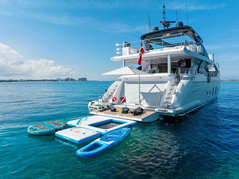 Rent a Azimut Compass Bahamas