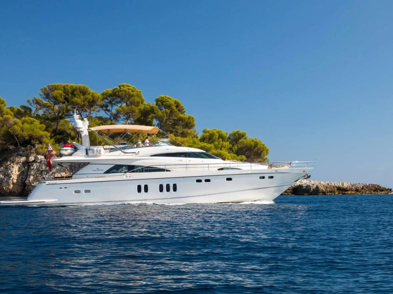 Boat rental Fairline-Squadron D5 in Antibes on Samboat