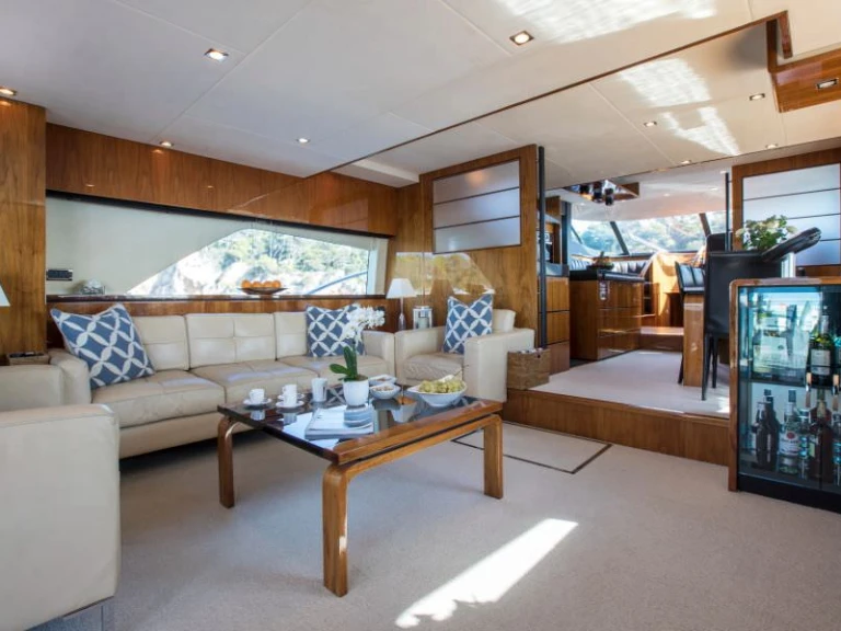 Luxury Yacht rental with or without captain Fairline-Squadron Antibes
