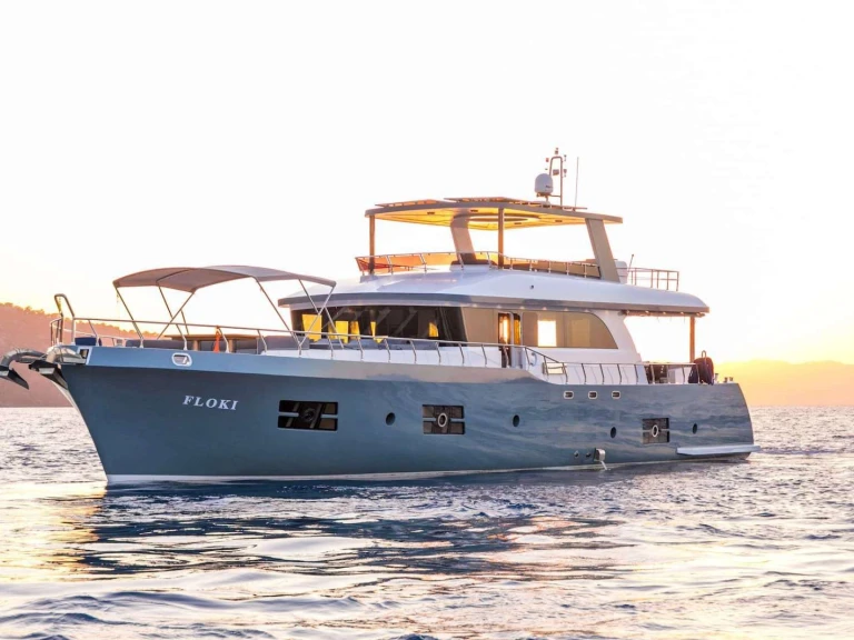 Bareboat Rental Luxury Yacht Custom with a boat licence