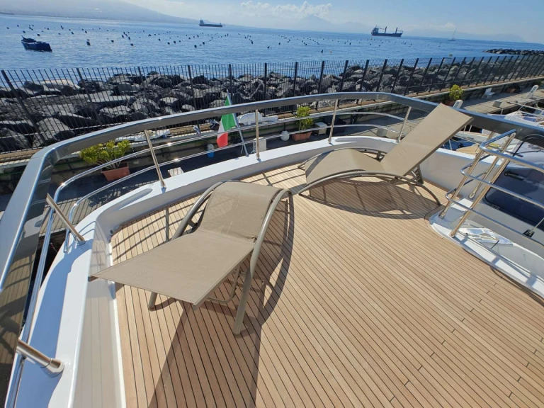 Luxury Yacht rental in Naples - Azimut ARAGREV 4