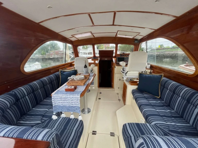 Bareboat Rental Luxury Yacht Hinckley with a boat licence