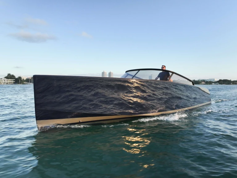 Luxury Yacht for rent Miami at the best price