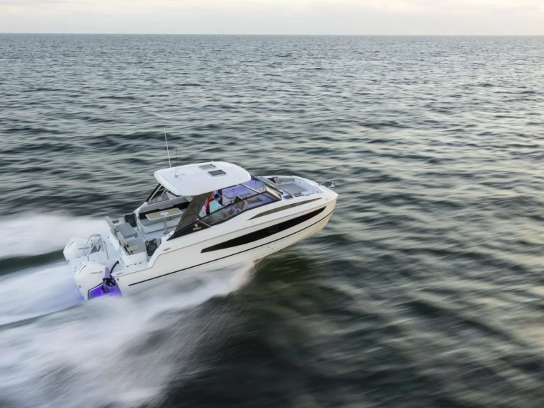 Luxury Yacht rental with or without captain Aquila Port Fréjus
