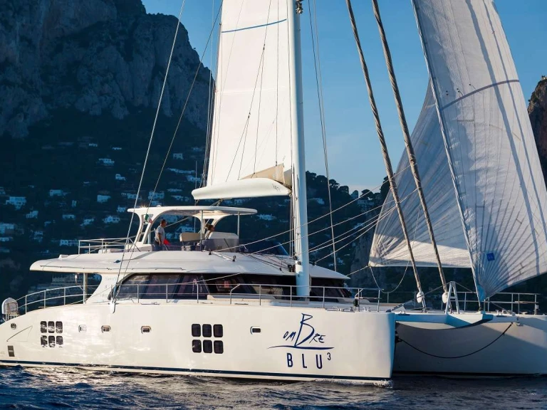 Bareboat Rental Luxury Yacht Sunreef with a boat licence