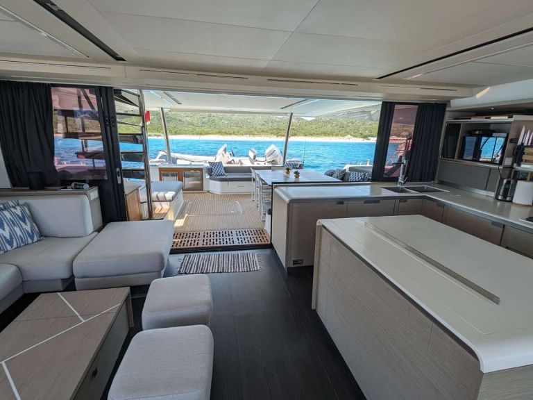 Rent a Fountaine Pajot INSPIRANTE Naples