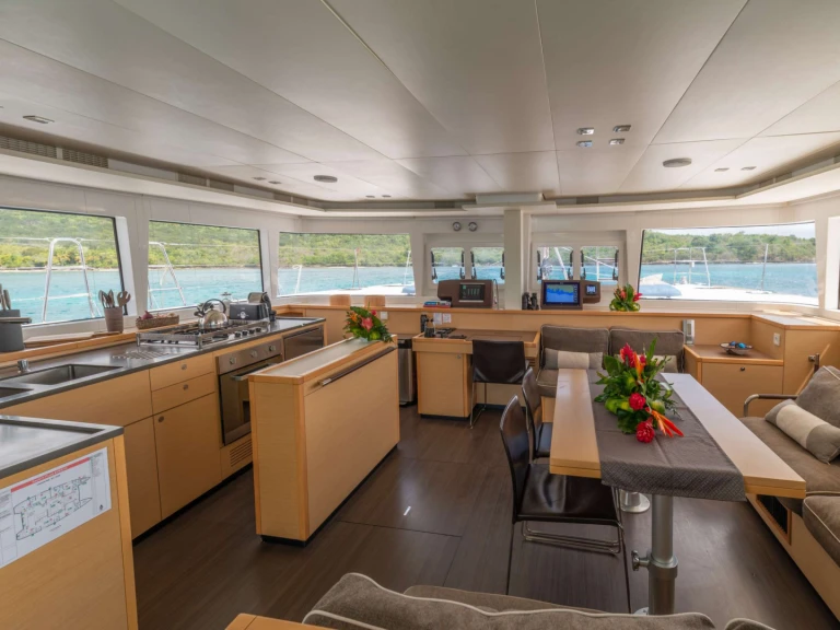 Luxury Yacht rental with or without captain Lagoon Naples