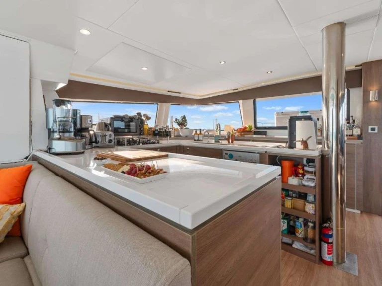 Luxury Yacht rental with or without captain Bali Bahamas