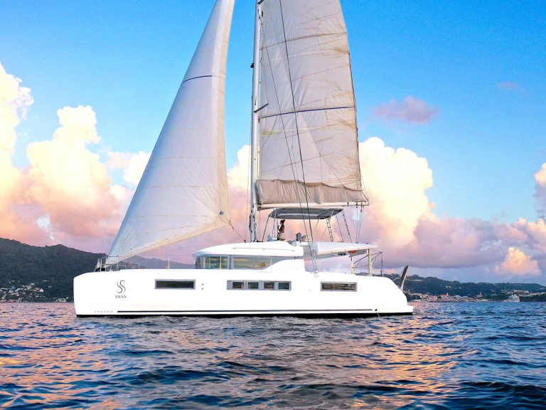 Bareboat Rental Luxury Yacht Lagoon with a boat licence