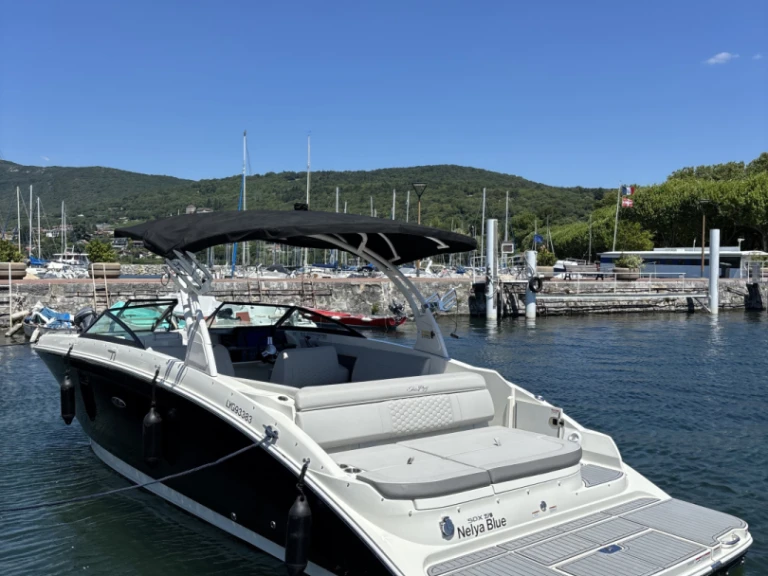 Bareboat Rental Motorboat Sea Ray with a boat licence
