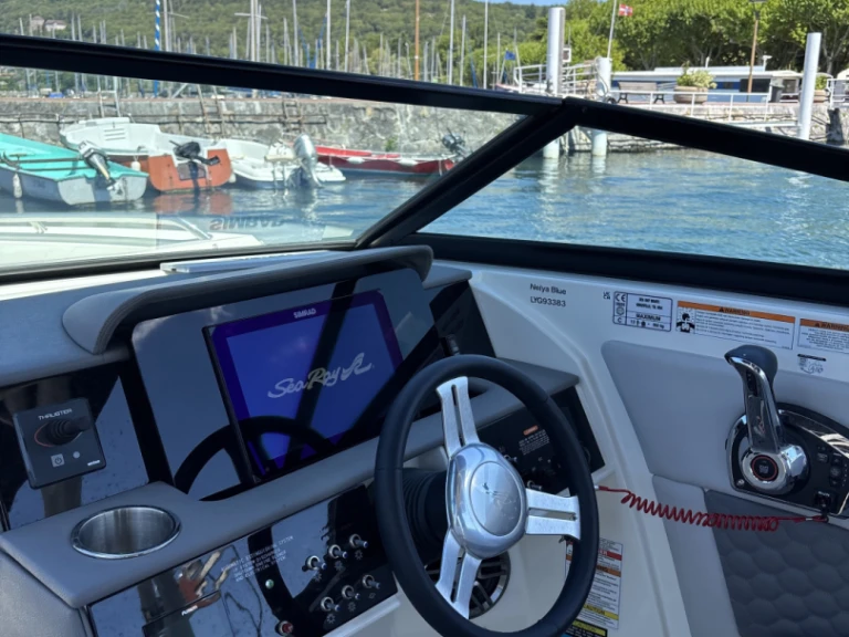 Bareboat Rental Motorboat Sea Ray with a boat licence