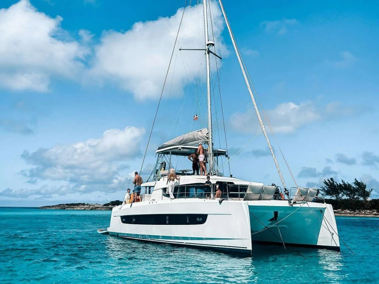 Luxury Yacht for rent Nassau at the best price