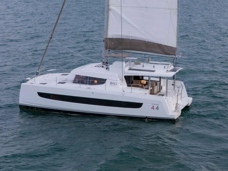Yacht charter Belize cheap LUNARA (Formerly Point Clear)