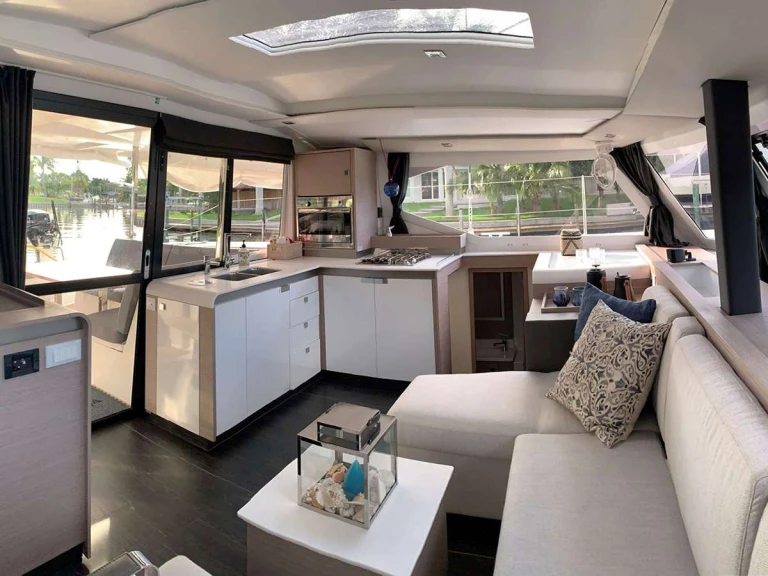 Luxury Yacht rental in Bahamas - Fountaine Pajot VIVE L'AMOUR