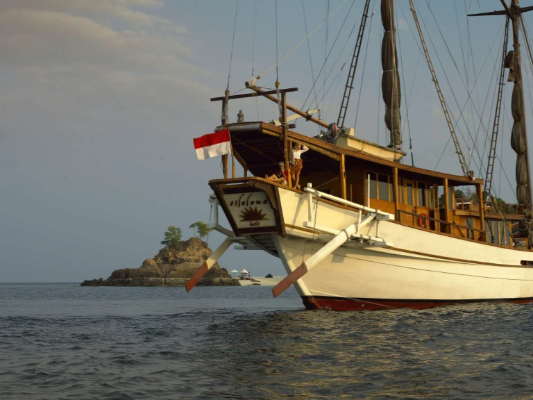 Yacht charter Labuanbajo cheap Silolona
