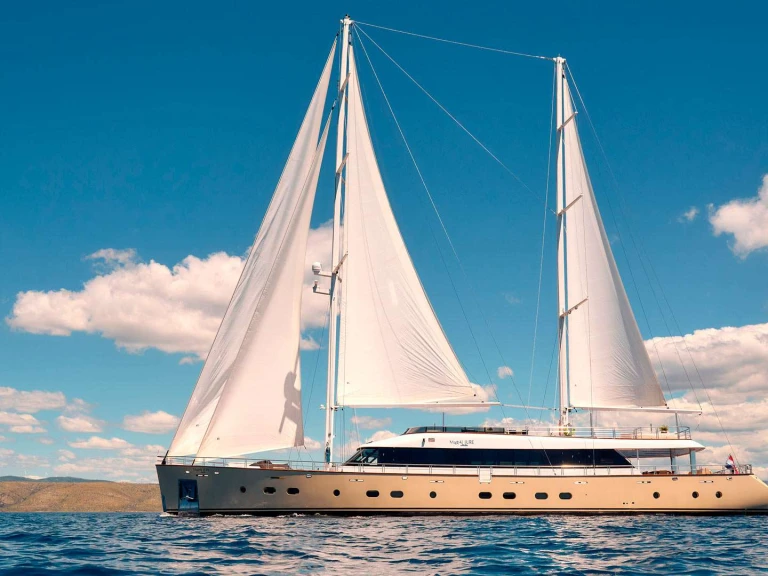 Bareboat Rental Luxury Yacht Custom with a boat licence