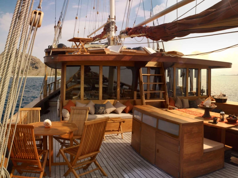 Yacht charter Labuanbajo cheap Si Datu Bua