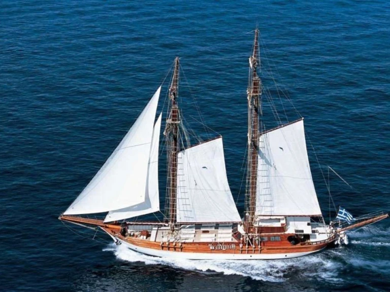 Bareboat Rental Luxury Yacht Custom with a boat licence