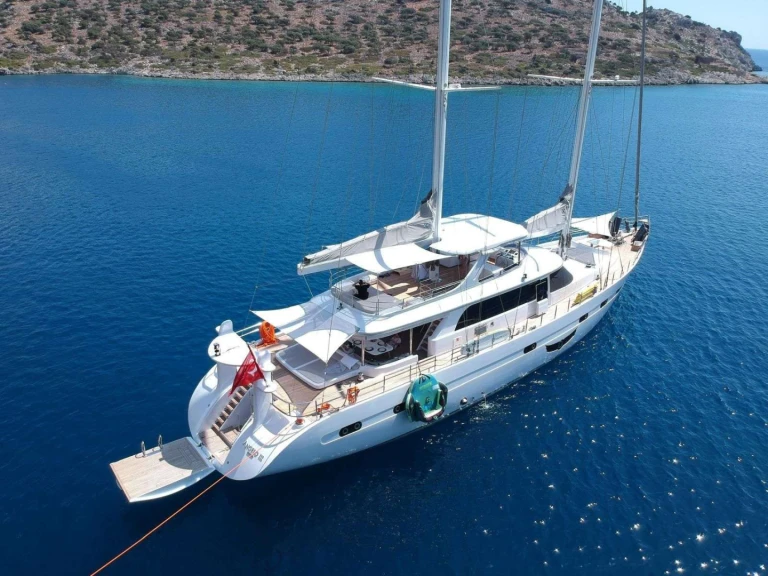 Bareboat Rental Luxury Yacht Custom with a boat licence