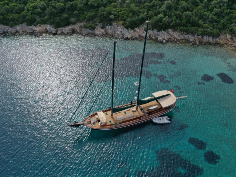 Bareboat Rental Luxury Yacht Custom with a boat licence