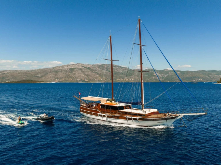 Bareboat Rental Luxury Yacht Custom with a boat licence