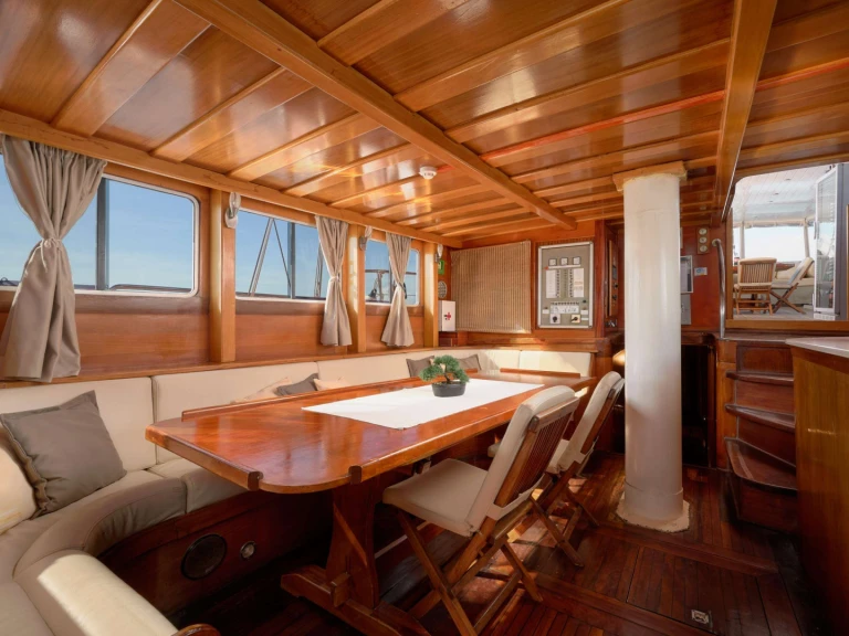 Rent a Custom SOLE Kaštel Gomilica