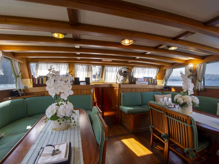 Luxury Yacht for rent Castellammare di Stabia at the best price