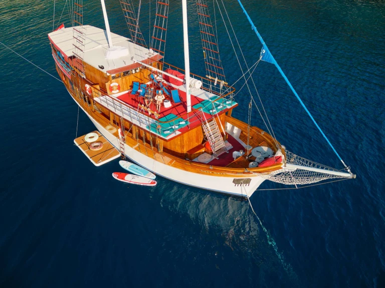 Bareboat Rental Luxury Yacht Custom with a boat licence