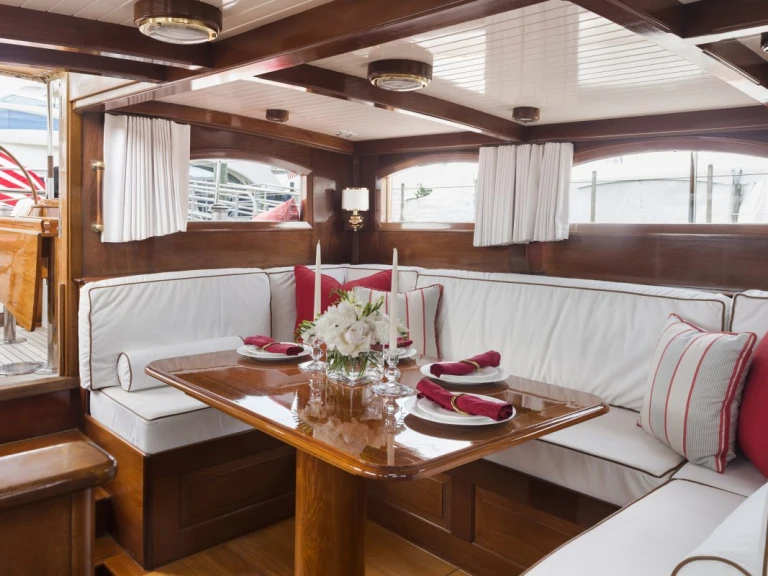 Bareboat Rental Luxury Yacht Hinckley with a boat licence