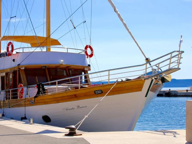 Bareboat Rental Luxury Yacht Custom with a boat licence