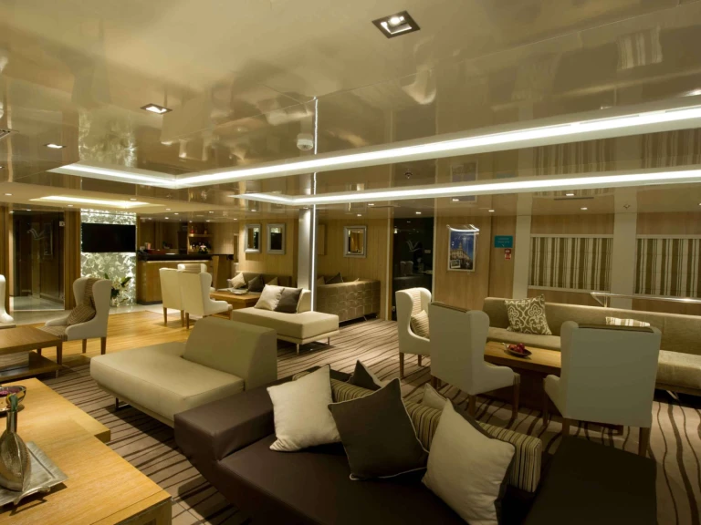 Bareboat Rental Luxury Yacht Custom with a boat licence