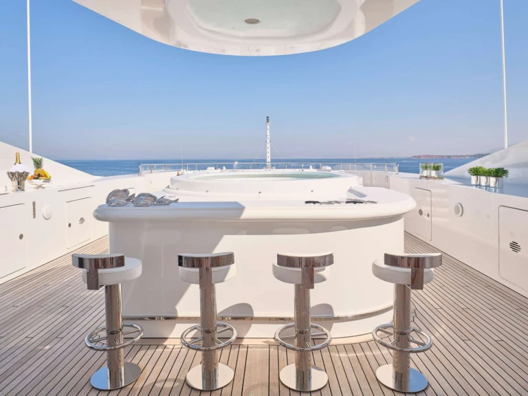 Bareboat Rental Luxury Yacht Benetti with a boat licence