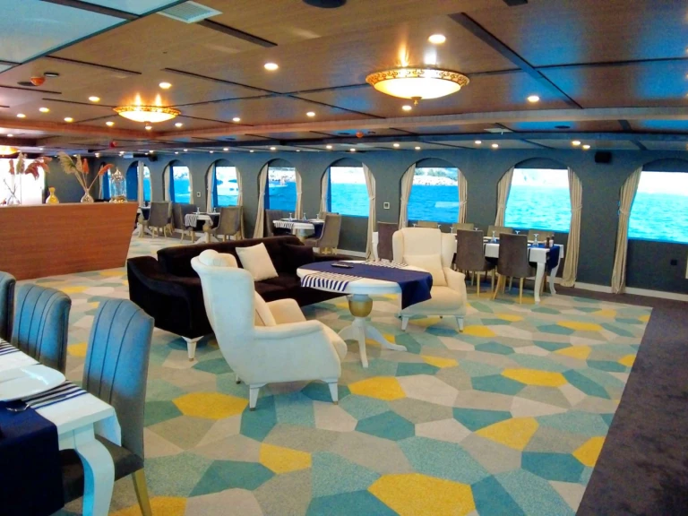 Bareboat Rental Luxury Yacht Custom with a boat licence