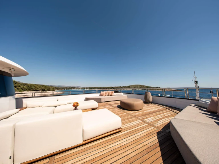 Bareboat Rental Luxury Yacht Custom with a boat licence