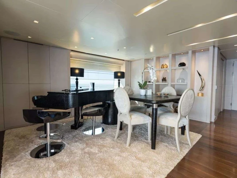Bareboat Rental Luxury Yacht Custom with a boat licence