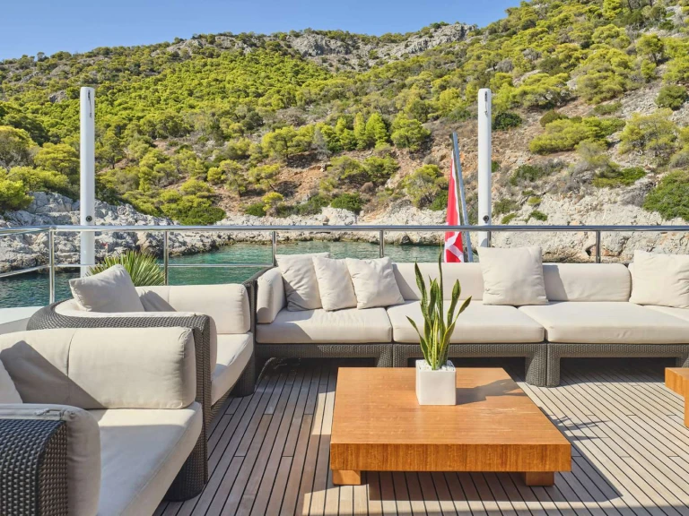 Bareboat Rental Luxury Yacht Custom with a boat licence