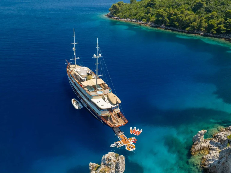 Bareboat Rental Luxury Yacht Custom with a boat licence