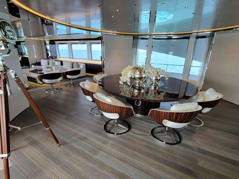 Rent a Heesen KNIGHT Nassau