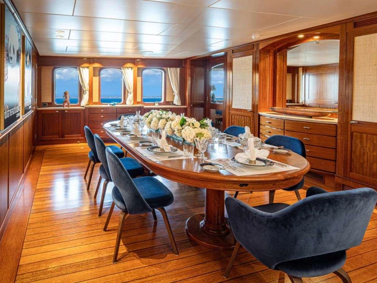 Bareboat Rental Luxury Yacht Custom with a boat licence