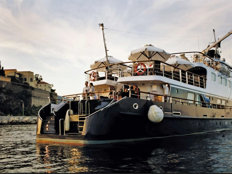 Bareboat Rental Luxury Yacht Custom with a boat licence