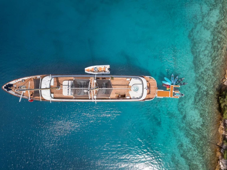 Bareboat Rental Luxury Yacht Custom with a boat licence
