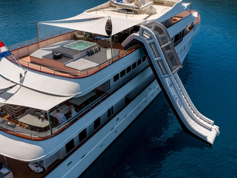 Bareboat Rental Luxury Yacht Custom with a boat licence