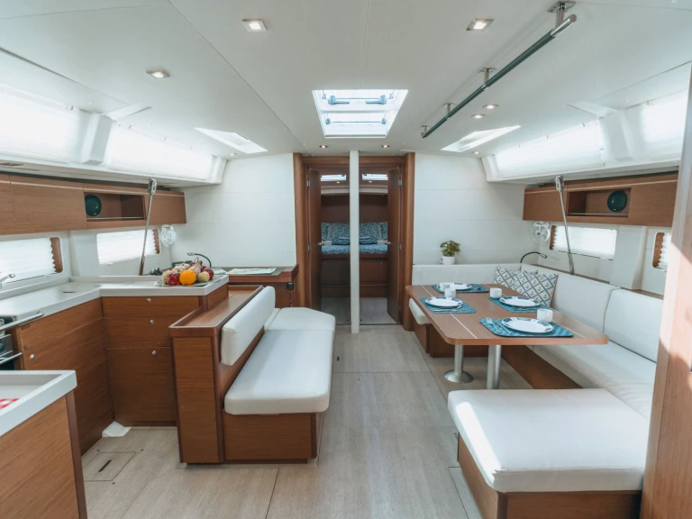 Bénéteau Oceanis 51.1 in Alimos on SamBoat