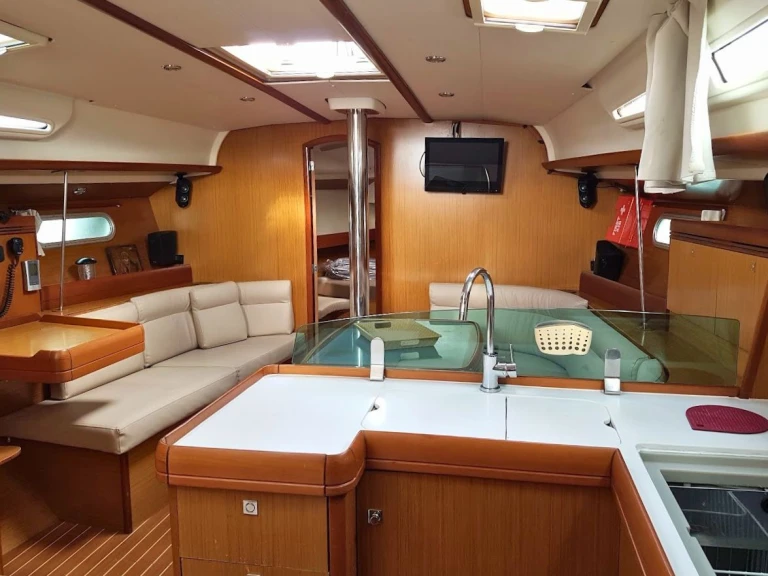 Sailboat for rent Alimos at the best price