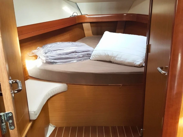 Jeanneau Sun Odyssey 42i in Alimos on SamBoat