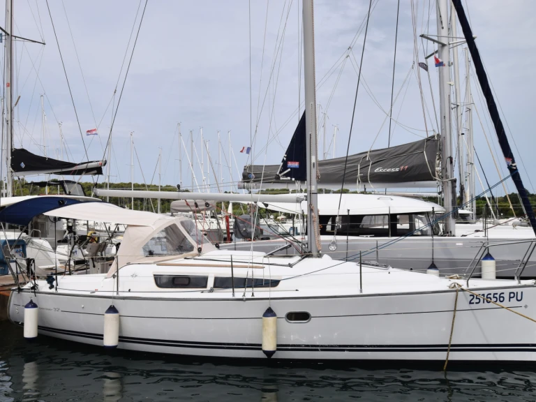 Yacht charter Pula cheap Sun Odyssey 32i