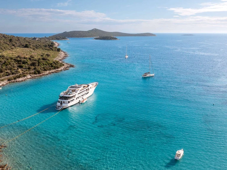 Bareboat Rental Luxury Yacht Custom with a boat licence